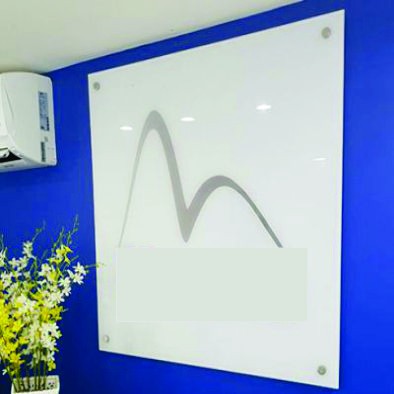 ADESIVO TRANSPARENTE COM APLICAÇÃO DE BRANCO 